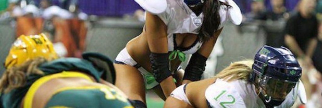 Анджела Рипиен
Анджела е куотърбек в дамската лига по американски футбол, където секси екипите са задължителни. По-големите гърди тук не пречат.