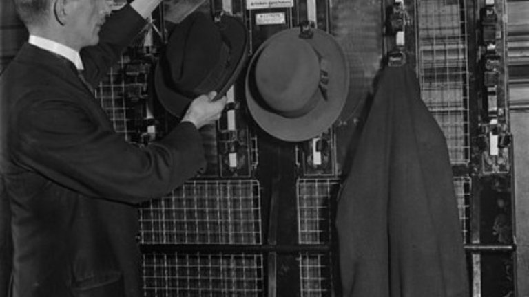 Дръж ми шапката (под ключ)

Не чакайте гардеробиерката - това е Westruma, портманто-автомат със защита от кражби от 1933 г., инсталирано на берлинската гара Анхалт. Първите модели от изобретението съществуват още от края на 19 век, германският патент за "самозаключващите се устройства за дрехи, шапки и инвентар датира от 1894 г.
