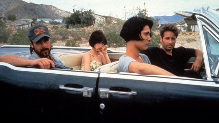 "Калифорния" (Kalifornia, 1993)
Този изключително деветдесетарски филм показва перипетиите на млада двойка откаченяци (Джулиет Луис и Брад Пит), които тръгват на пътешествие с друга двойка (Дейвид Духовни и Мишел Форбс). Брад прави шизофренична роля на симпатичен, но много опасен психопат полуидиот, който постепенно разгръща същността си на сериен убиец... Забележителната игра разкрива актьорските възможности на Пит. Това определено е сред най-силните му ранни роли, а филмът си струва да се гледа дори 23 години по-късно.