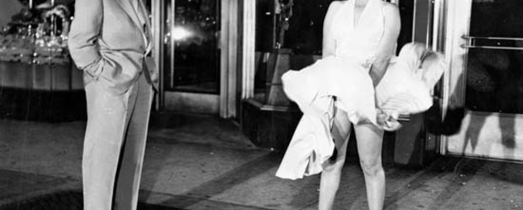 Благодарение на „Проклетите седем години“ неприлично развятата бяла рокля е символ на сексапил. А няма начин нечия рокля да се развее така, без веднага да последва асоциация с Мерлин Монро