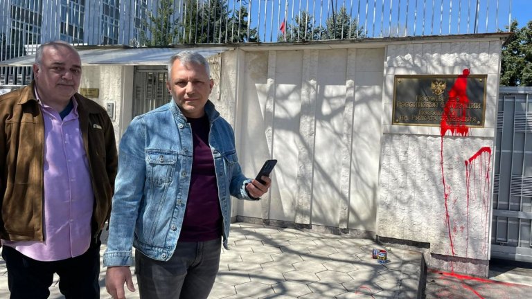 Акцията на двамата е срещу войната в Украйна, а часове по-късно бяха освободени