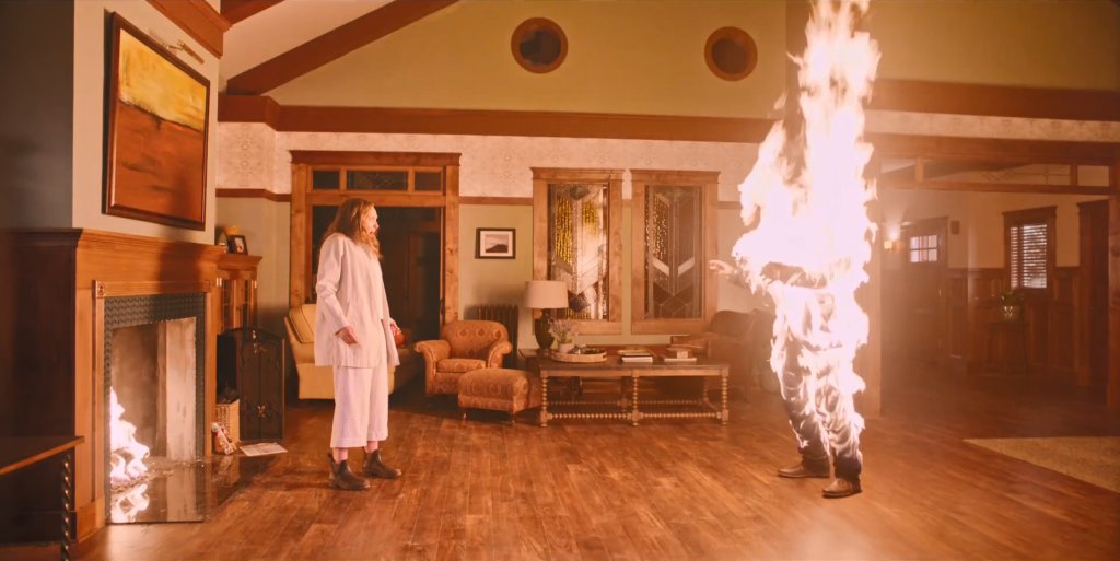 \"Hereditary\" (2018)
За да се справи със странните видения след смъртта на майка си и семейните обременености от миналото, Ани търси подкрепа от група за взаимопомощ. Междувременно дъщеря й Чарли също изпада във все по-чести странни кризи, а гробът 