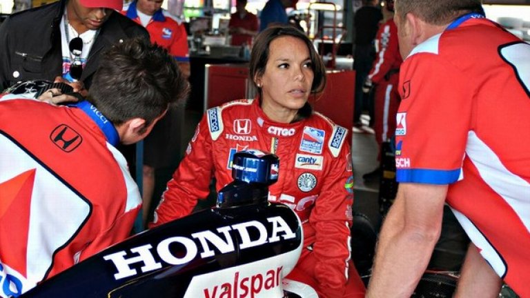 Милка Дуно
Родената в Каракас Милка е модел, както и инженер, а кариерата й включва стартове в IndyCar и ARCA – един от подгряващите шампионати на NASCAR.