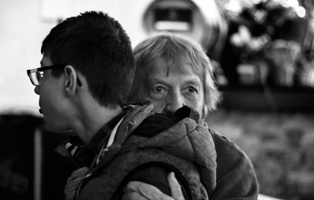 Днес Любчо е на 14 години. От мига на раждането му за него се грижат баба му и слепия му дядо, като за тримата всеки ден в борба. Момчето преминава през множество операции и има напредък - заслуга не на държавата и нейната грижа за децата в подобно състоя