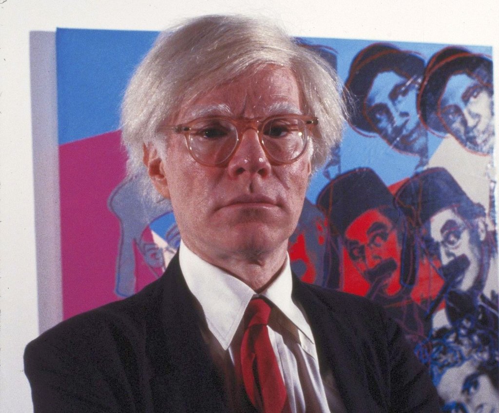 Andy_Warhol_at_the_Jewish_Museum_(by_Bernard_Gotfryd)_–_LOC
