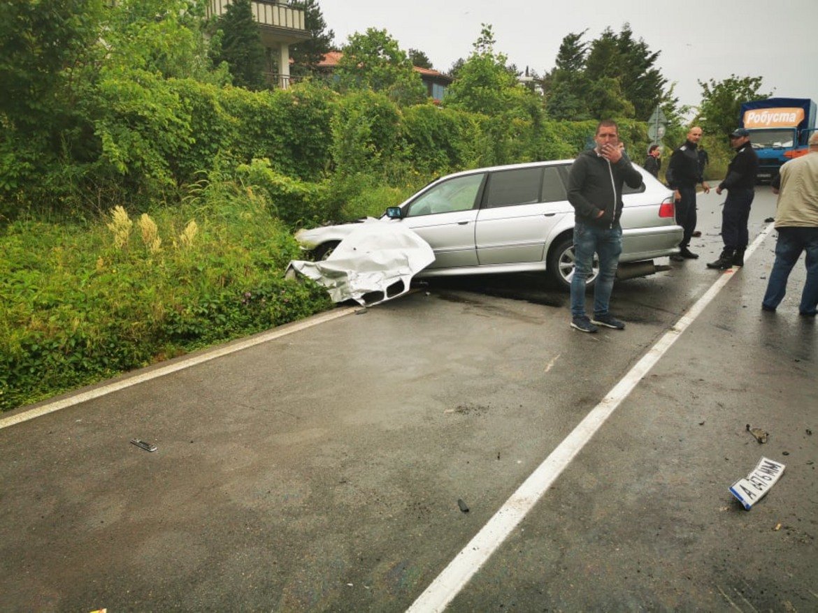 Автобус и BMW се удариха челно на изхода от Созопол