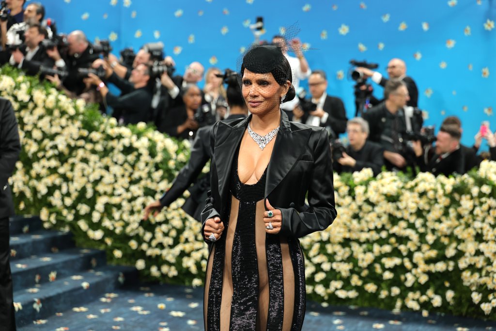 Хали БериАктрисата възприе тренда с „голите“ рокли и го демонстрира на най-подходящото място – ексцентричното Мет Гала. И тук реакциите бяха от „Осанна“ до „Разпни я“ заради споровете доколко е адекватно жена на почти 60 години да се появи така.