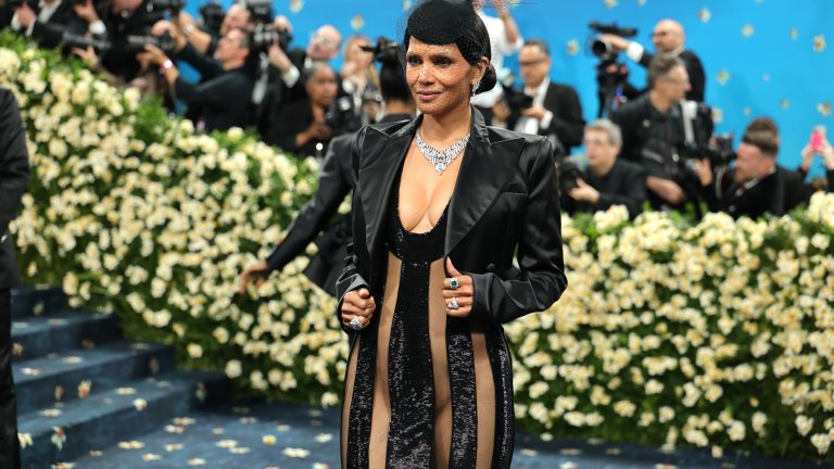 Хали БериАктрисата възприе тренда с „голите“ рокли и го демонстрира на най-подходящото място – ексцентричното Мет Гала. И тук реакциите бяха от „Осанна“ до „Разпни я“ заради споровете доколко е адекватно жена на почти 60 години да се появи така.