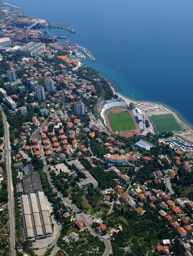 Едно от най-красивите места в Словения се казва Пиран. В града се гордеят и със стадиона си, видно е защо.