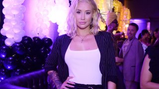 Азалия казва, че винаги е намирала кориците с жени, които позират и прикриват с ръка гърдите си, за много красиви