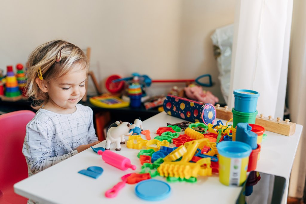 момиченце, дете, играчки