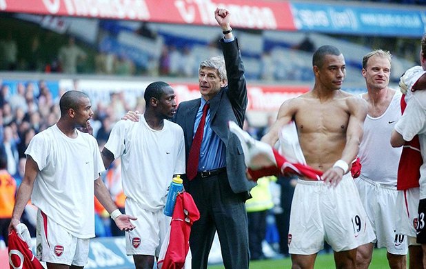 Велик момент от 2004-а. Арсенал става шампион след 2:2 с вечния враг Тотнъм. На снимката се виждат  Лаурен, Ашли Коул, Жилберто Силва и Бергкамп