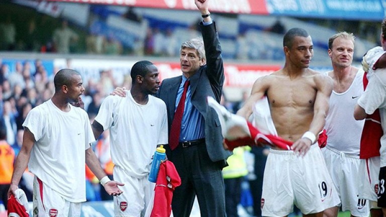 Велик момент от 2004-а. Арсенал става шампион след 2:2 с вечния враг Тотнъм. На снимката се виждат  Лаурен, Ашли Коул, Жилберто Силва и Бергкамп