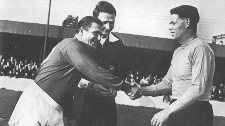 Легендите Ференц Пушкаш и Били Лидъл са капитаните на двата отбора в благотворителен мач, игран в Ливърпул през 1967