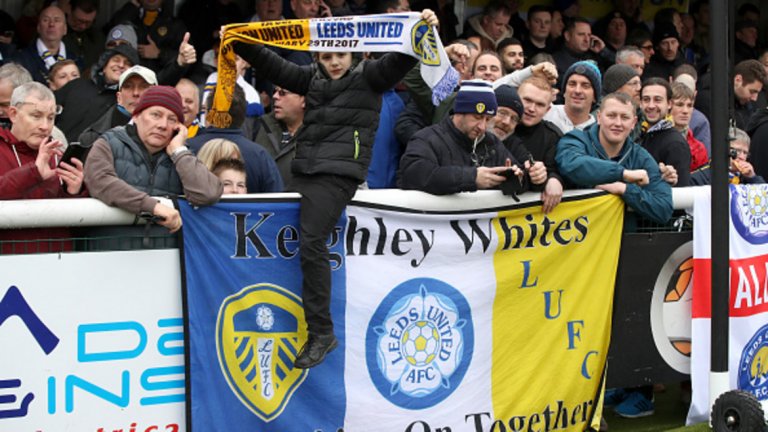 Феновете на Арсенал ще се върнат години назад в сектора за гости. Там няма седалки, само бетонови стълби, а целият сектор прилича повече на голяма автобусна спирка с ламаринен покрив, отколкото на сектор на стадион.
Ще бъде велика смяна на атмосферата за най-верните пътуващи „артилеристи“ – точно пет дена след гостуването на Байерн Мюнхен на „Алианц Арена“ ще трябва да гледат своите любимци 90 минути прави на „Гардън Грийн Лейн“.