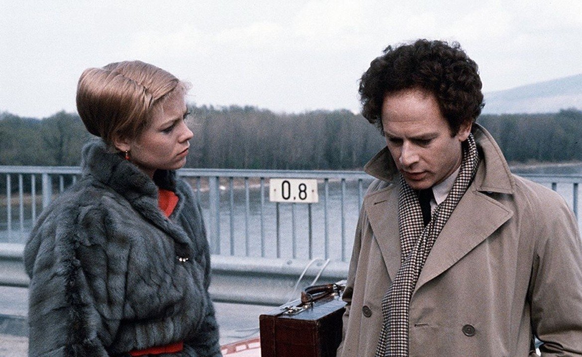 Разминаване (Bad Timing, 1980 г., реж. Никълъс Роуг)

Британският психологически трилър описва сложните взаимоотношения на жена и професор по психология, които живеят във Виена. За целта действието е накъсано от множество сцени, които показват минали събития.

Нолан обяснява, че филмите на режисьора Никълъс Роуг са познати най-вече с иновациите в областта на структурата на писането, но в случая с "Bad Timing" това е комбинирано и с "отлично заснемане".