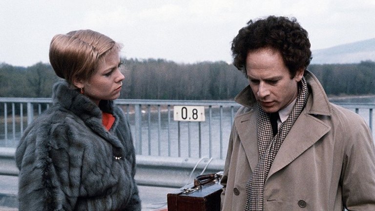 Разминаване (Bad Timing, 1980 г., реж. Никълъс Роуг)

Британският психологически трилър описва сложните взаимоотношения на жена и професор по психология, които живеят във Виена. За целта действието е накъсано от множество сцени, които показват минали събития.

Нолан обяснява, че филмите на режисьора Никълъс Роуг са познати най-вече с иновациите в областта на структурата на писането, но в случая с "Bad Timing" това е комбинирано и с "отлично заснемане".