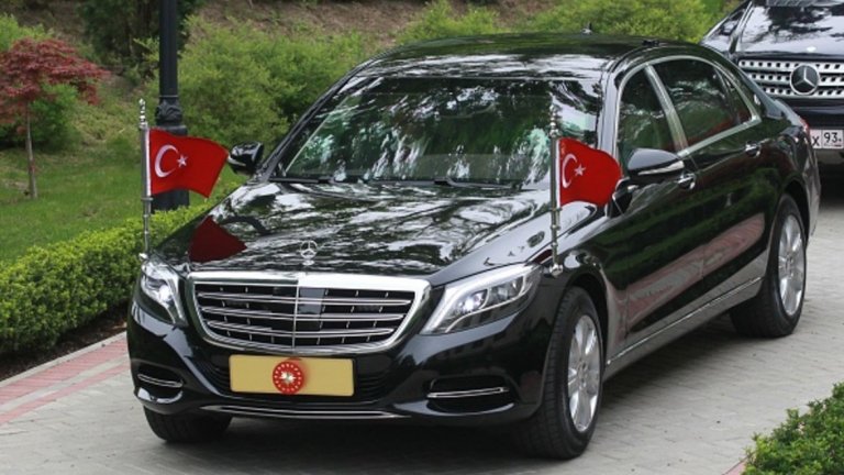 Реджеп Тайип Ердоган - президент на Турция. 
Mercedes-Maybach S 600 Pullman Guard
Поне по отношение на сигурността на лимузините си, Меркел и Ердоган са на едно мнение. Турският президент използва същия модел, на който се вози и германският канцлер. Ердоган се вози на Mercedes-Maybach S 600 Pullman Guard и по време на държавните си посещения в чужбина. За последно суперколата му можеше да бъде забелязана при визитата му във Вашингтон, когато се срещна с Доналд Тръмп.