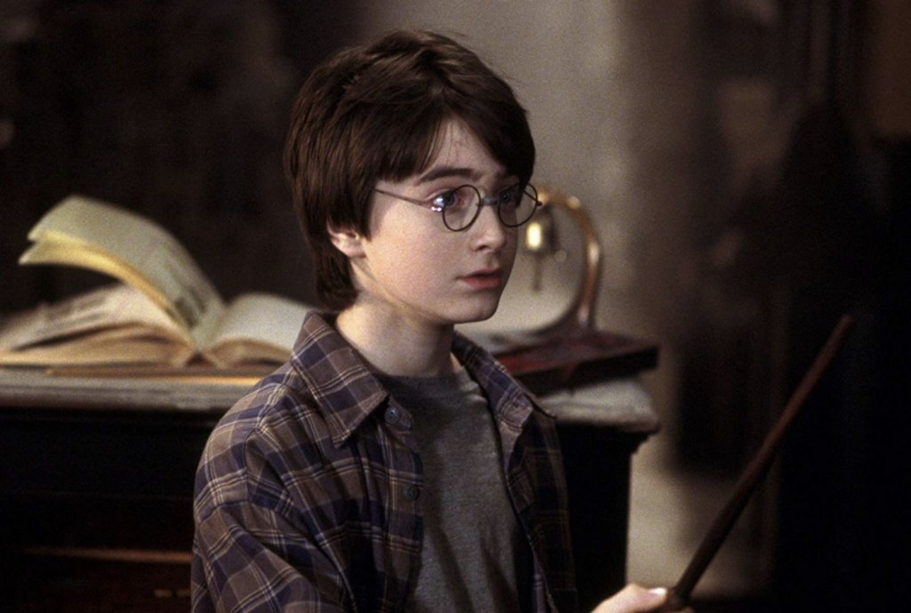 “Хари Потър” (Harry Potter)
Дж.К. Роулинг завинаги беляза актьора Даниел Радклиф като “Момчето, което оцеля”, но с филмите и книгите по “Хари Потър” успя да се превърне и в най-богатия съвременен писател. Франчайзът, роден от идеята ѝ за магическия магьоснически свят, е донесъл близо 30 милиарда долара, а възраждането на поредицата “Фантастичните животни” обещава и още пари. Само “Хари Потър” се продава освен като книги и филми, театрална пиеса, видеоигри и мърчандайз, а манията, която беляза въображението на цяло поколение, няма изгледи да угасне скоро.