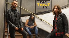 Нови гласове: District 13 – алтърнатив рок трио със заряд по оста Лондон-София