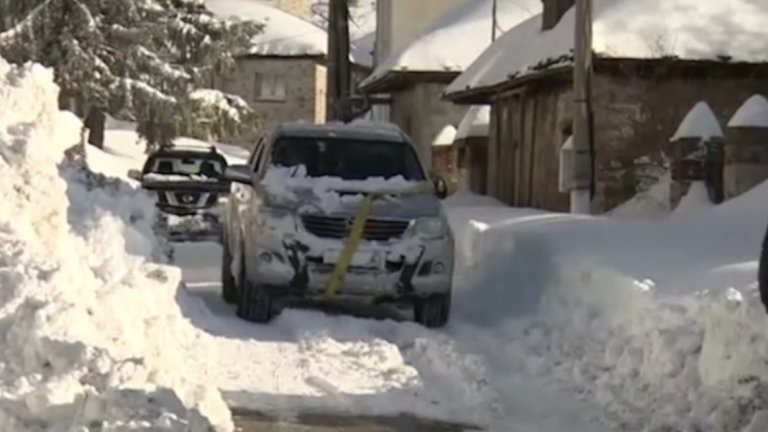 Булдозер и военна машина са проправили 15 км път през натрупалия сняг