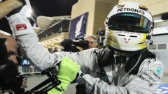 Люис Хамилтън триумфира в Бахрейн, а Mercedes взе двойна победа