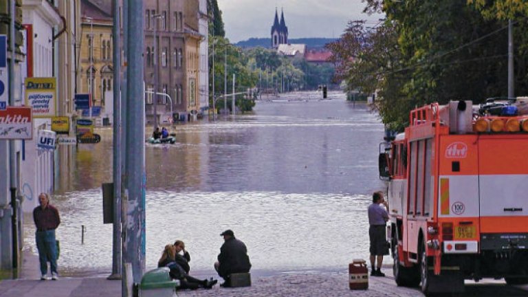 Наводнена Прага се бори с бедствието