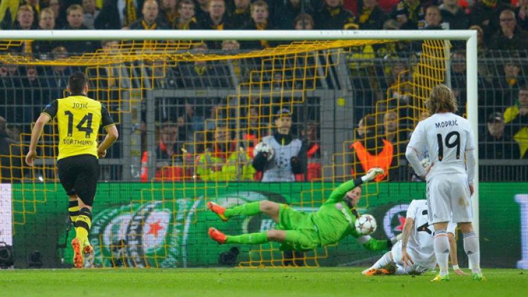 Роман Вайденфелер (Борусия Дортмунд) 
Бившият германски национал бе незаменим на вратата по времето на Юрген Клоп, но отстъпи мястото си като титуляр на швейцареца Роман Бюрки. В националния нямаше как да пробие в конкуренцията на Оливер Кан, а след това и на Йенс Леман и Мануел Нойер, но в началото на това десетилетие бе една от звездите на Дортмунд. Вече е на 37, но има още какво да даде на футбола.