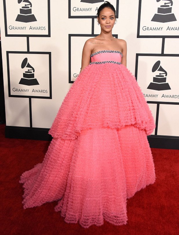Риана се появи в розова рокля