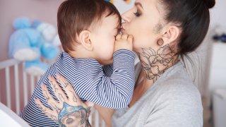 майка целува бебе уважение монтесори