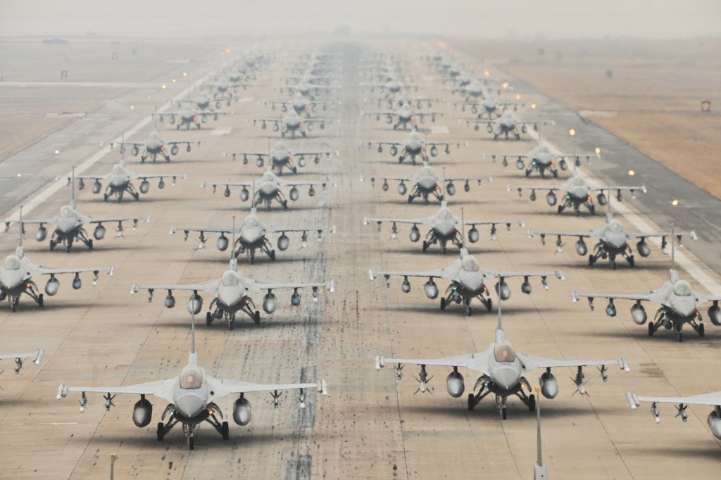 military-jets-746210_1920