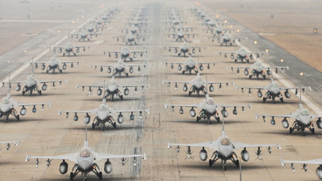 military-jets-746210_1920