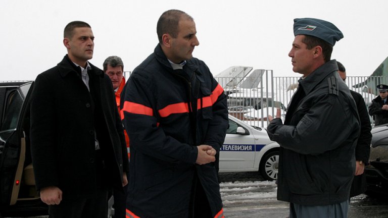 Когато Борисов разпореди „Цветанов, Найденов, Тотю Младенов, всички да стоят по бедстващите райони", те - обединени като юмрук - заминаха. След което поеха обратно и като истинско наводнение потекоха по националния ефир.