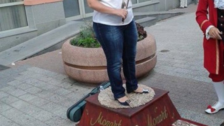 Кой каза, че няма връзка между класическата музика и политиката? Тайната страст на Дончева към цигулката беше разкрита по време на дебат за вот на недоверие срещу кабинета Сакскобургготски преди 10-тина години. Изчерпвайки политическите си аргументи срещу критиките на Дончева, тогавашният вътрешен министър Георги Петканов се присети да напомни на бившата си студентка от ЮФ, че поискала да я освободи от лекции за 1 месец, защото се уредила през Комсомола да свири в Мексико с "пионерския хор". Наложи се шефът на Народното събрание Огнян Герджиков да уточнява, че филхармония "Пионер" не била само за малки деца.