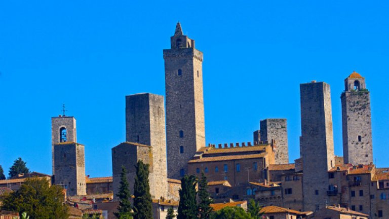 В града през Средновековието са построени 72 кули-къщи, от които са оцелели 14