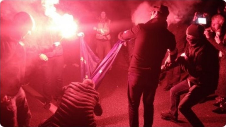 Критикуват управляващите в Полша за участи е в марш с неонацисти