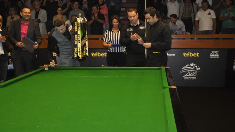 Двамата големи оставиха подписите си върху сукното след края на шоуто