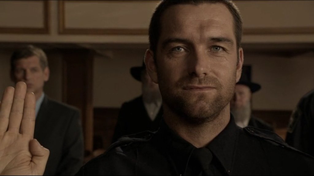Banshee / "Банши, Пенсилвания"
Този странен криминален сериал определено има какво да каже, когато става въпрос за насилие и кървища. Тук, по споменатата вече добра рецепта, изобилства от сексуални сцени и сцени на жестоки, груби и великолепно координирани боеве. Буквално няма епизод, без поне 2-3 от героите да се смелят от бой, сякаш това е последният ден от живота им. И това пасва по един великолепен начин с целия дух на шоуто на морална упадъчност и деградиране, докато основните персонажи се опитват да оцелеят и да избягат от миналото си.