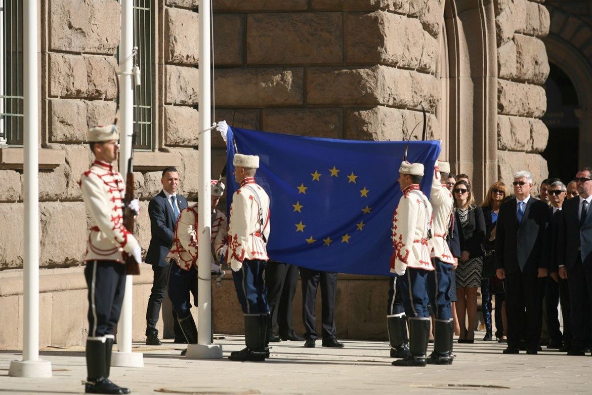 Знамето на Европейския съюз беше издигнато пред президентството