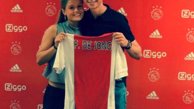 При трансфера в Аякс през 2015 г., когато грандът плати само 1 евро за Де Йонг