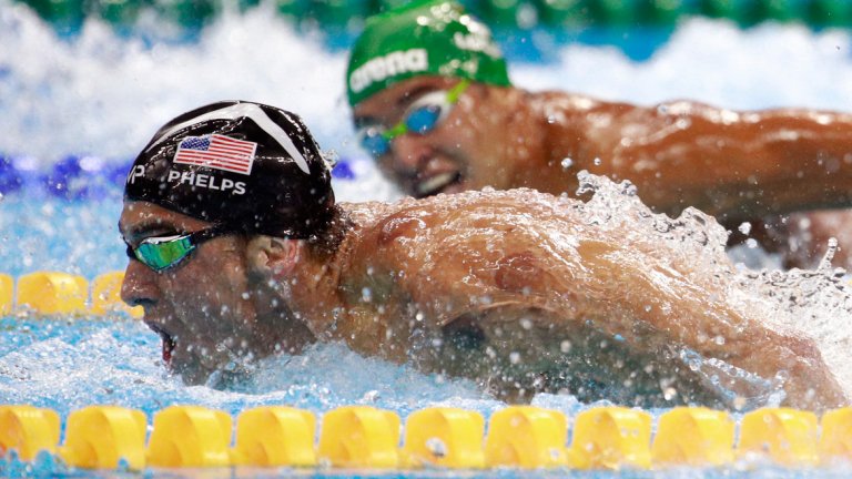 На снимката: Майкъл Фелпс се бори с Чад льо Кло за първото място на 200 м бътерфлай на Олимпиадата в Рио. Фелпс спечели златото, което беше едно от общо петте за него от Игрите през 2016 г.