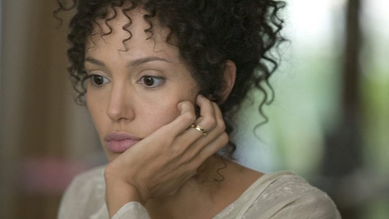 Анджелина Джоли в "Могъщо сърце" Този филм разказва за съдбата на журналистката Мариан Пърл, изиграна от Анджелина Джоли, гримирана почти до неузнаваемост. Истинската Пърл обаче е французойка с пакистански корени и характерните ѝ черти и цвят на кожата нямат почти нищо с образа, който Джоли пресъздава на екрана.