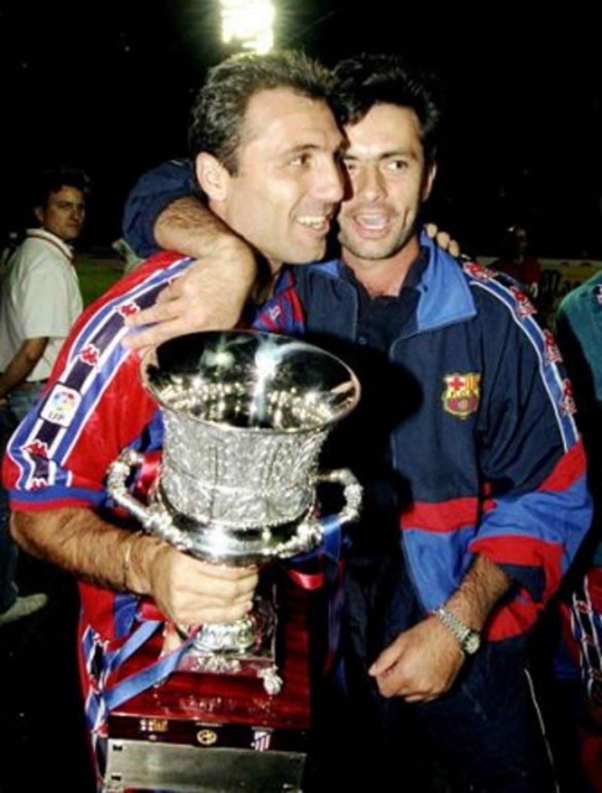 Христо Стоичков и помощник треньорът на Барселона Жозе Моуриньо се радват на Суперкупата на Испания през 1996-а.