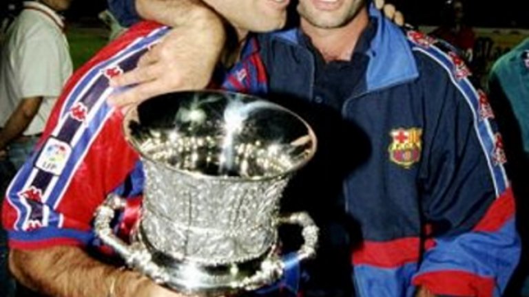 Христо Стоичков и помощник треньорът на Барселона Жозе Моуриньо се радват на Суперкупата на Испания през 1996-а.