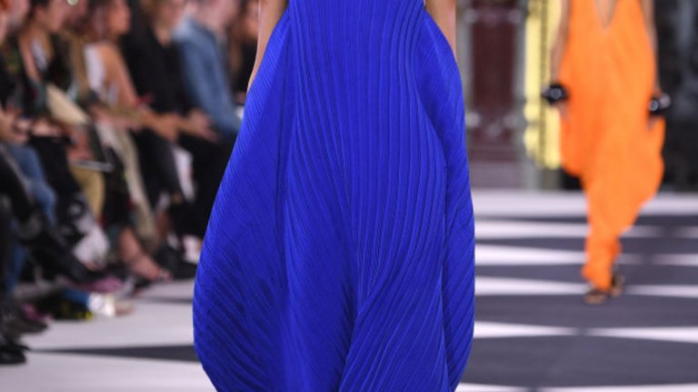 Класическо синьо (Classic Blue)
Както вече казахме, това е цветът на 2020-а, символизиращ постоянство и увереност. 

На снимката: рокля на Balmain в класическото синьо, което тази пролет ще бъде на почит. Видяхме я на Модната седмица в Париж през септември миналата година.