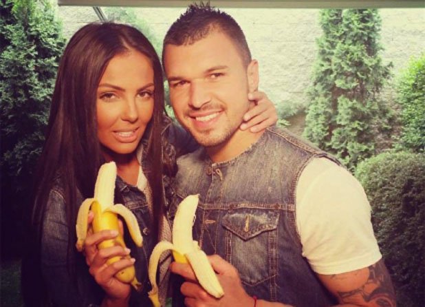 Кой първи да направи селфи с банана у нас, ако не двойката от жълтите страници Валери Божинов-Николета Лозанова? 