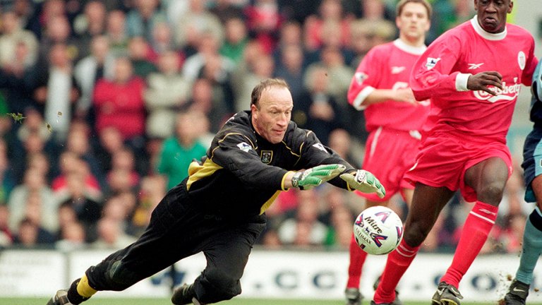 Кривоносият идол на милиони, който бе "похитен" от бандити в Казахстан и спря цигарите срещу нов договор