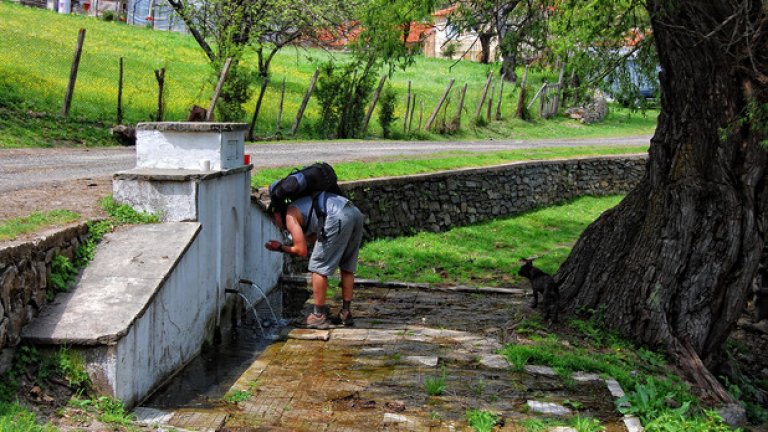 Старата чешма на входа на село Русалско