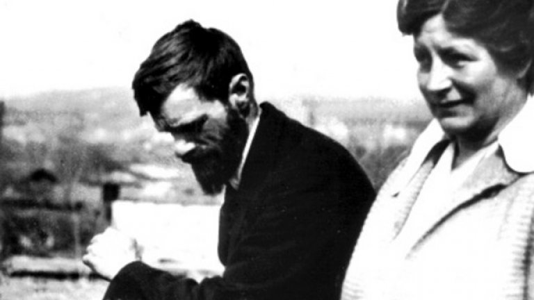 От друга страна, той все пак не е толкова лош като авторът на "Любовникът на Лейди Чатърли" Д.Х. Лорънс, който си е мечтал да конструира газова камера, голяма колкото Кристалния дворец, с която да сложи край на мъките на "болните, куците и сакатите" (които, както той си е представял, "ще ми се усмихват благодарно" за това).