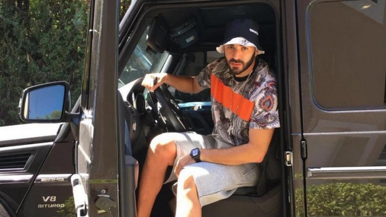 За излети сред природата и почивните си дни французинът е избрал Mercedes AMG Classe G63.